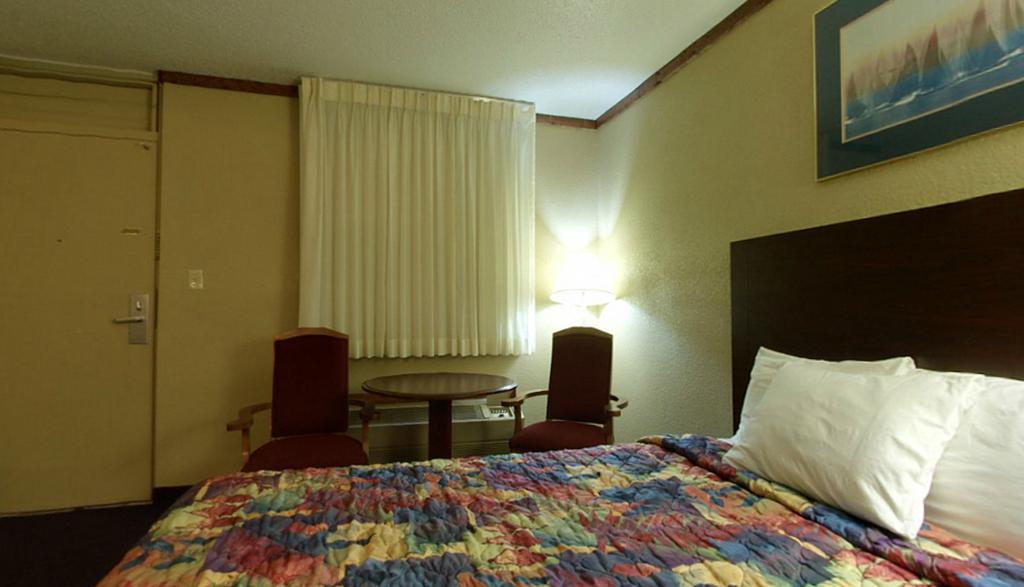 Americas Best Value Inn Newton Room photo