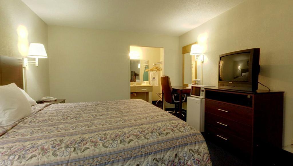 Americas Best Value Inn Newton Room photo